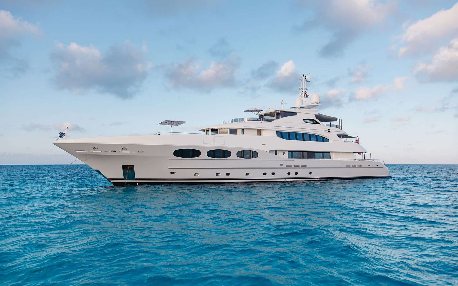 Choosing the Perfect Crewed Yacht Charter in the Bahamas